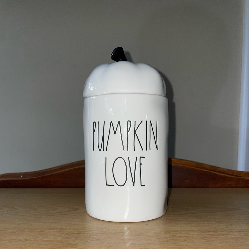 Rae Dunn PUMPKIN LOVE Candle with Pumpkin Topper